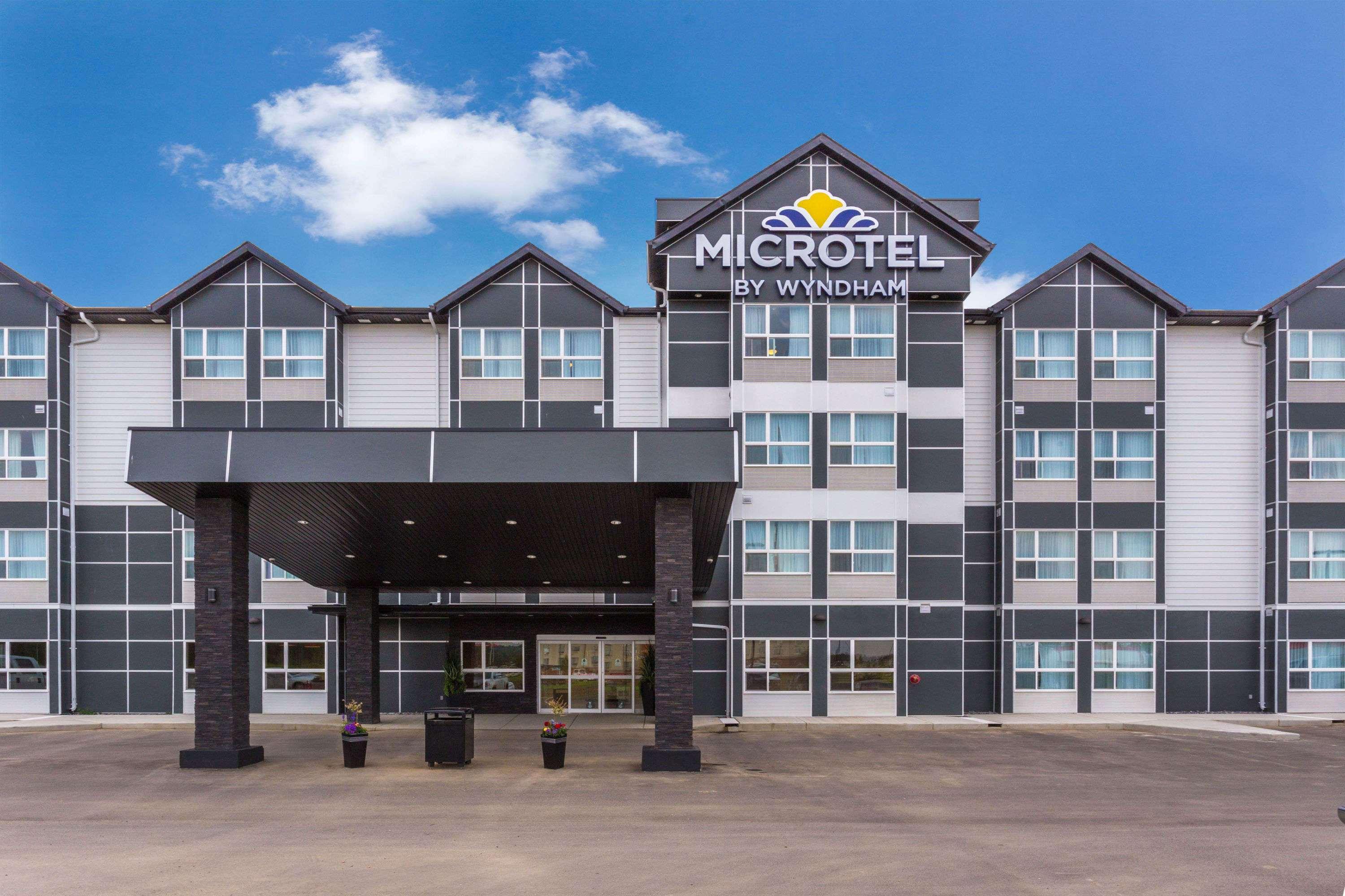 Microtel Inn & Suites By Wyndham Whitecourt Exterior foto