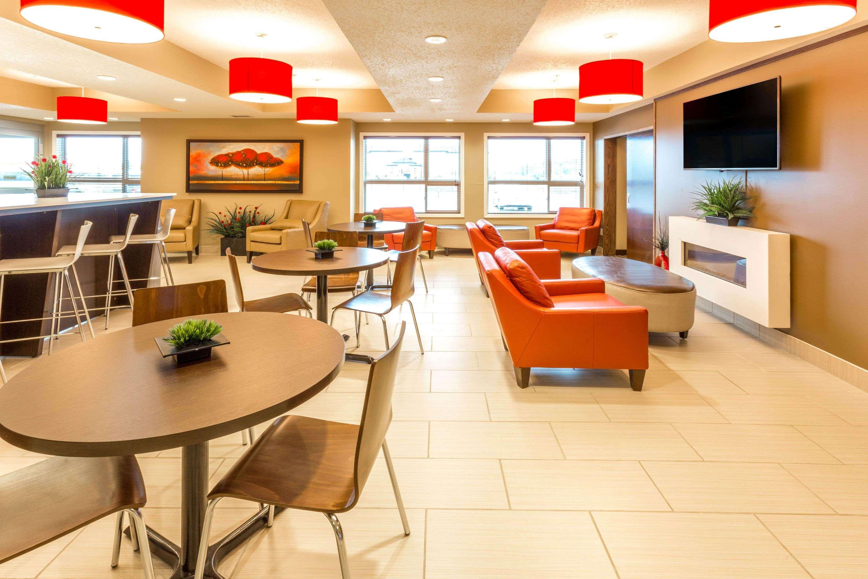 Microtel Inn & Suites By Wyndham Whitecourt Exterior foto